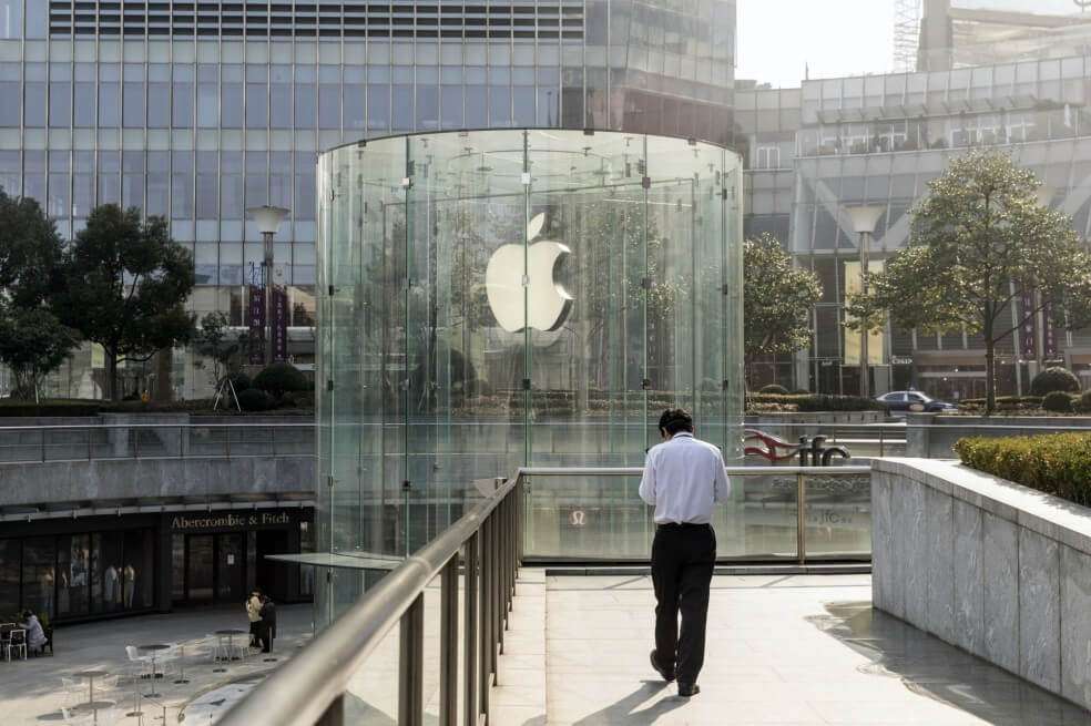 El procedimiento lo inició la Fiscalía de París tras las quejas de miles de usuarios de iPhone 6, SE y 7. / Bloomberg.