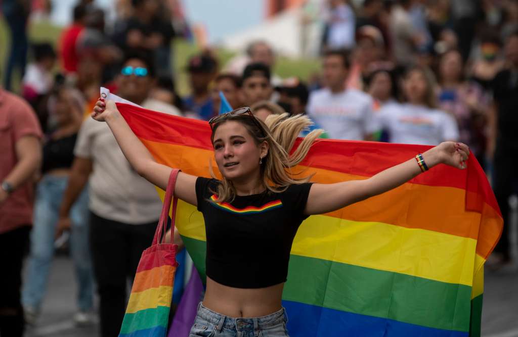 MEX6728. MONTERREY (MÉXICO), 18/06/2022.- Cientos de personas participan en la marcha del orgullo gay en la ciudad de Monterrey, hoy en el estado de Nuevo León (México). Colectivos y simpatizantes de la comunidad LGBTQ+ se manifestaron en diversas ciudades de México para exigir respeto a sus derechos, erradicar la discriminación y reconocimiento legal a la diversidad de su genero. EFE/Miguel Sierra