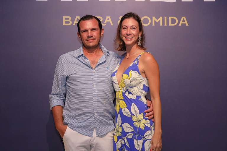 John Pierre deletra y Sara Barrera