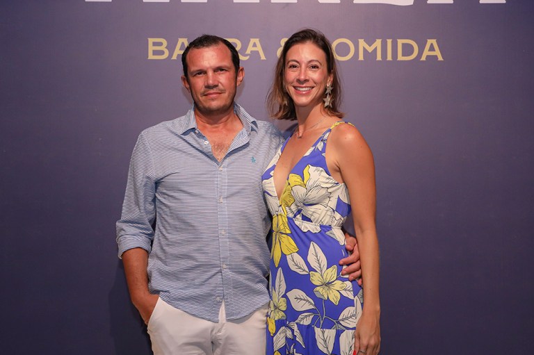 John Pierre deletra y Sara Barrera