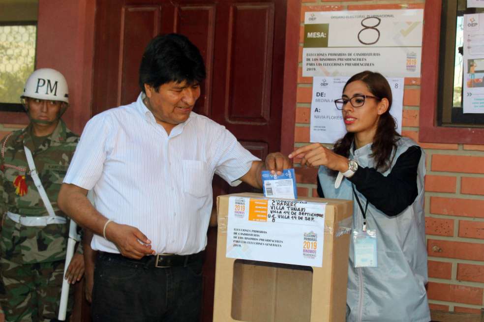 El presidente boliviano Evo Morales deposita su voto durante las elecciones primarias del pasado domingo 27 de enero en el país. / EFE