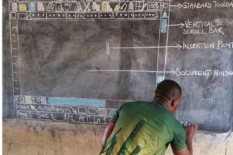 El profesor que enseña a usar Word en un pizarrón de tiza
