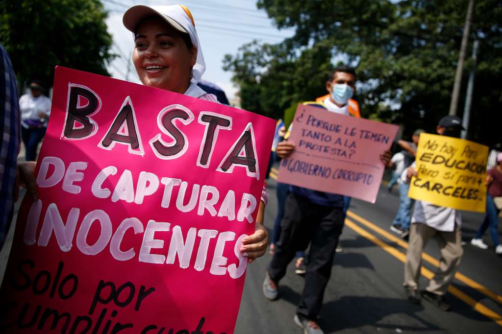 ES7007. SAN SALVADOR (EL SALVADOR), 01/05/2021.- Manifestantes participan en la marcha del Día Internacional del Trabajo hoy, en San Salvador (El Salvador). Cientos de trabajadores de El Salvador marcharon este domingo para exigir el cumplimiento de sus derechos laborales y en contra de algunas decisiones del presidente Nayib Bukele con motivo del Día Internacional del Trabajo y rechazaron que las protestas se hayan realizado en defensa de las pandillas. EFE/ Rodrigo Sura