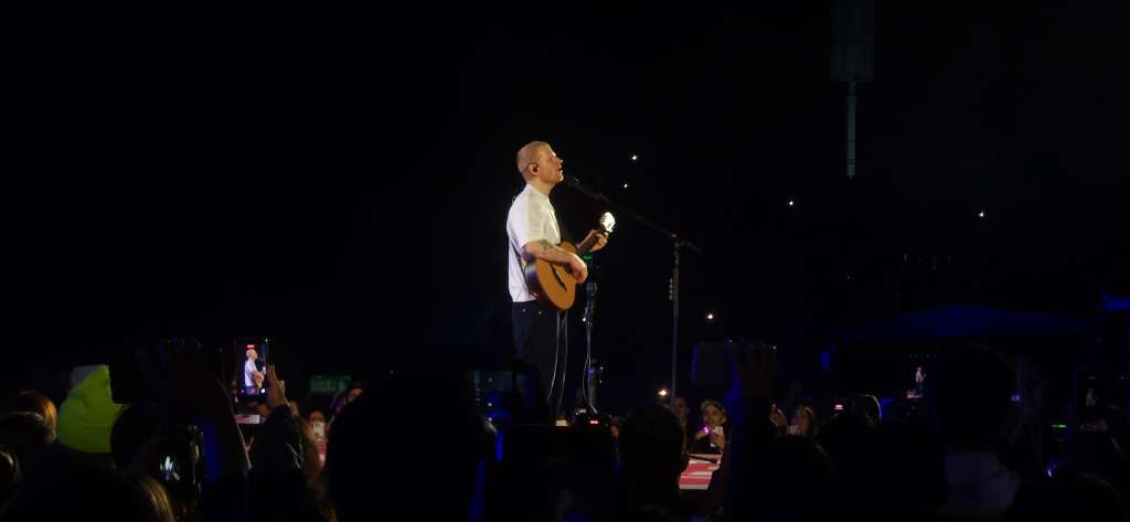 Ed Sheeran en Bogotá: una lluvia amable para una noche de nostalgia, clásicos y euforia