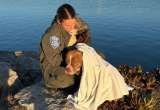 Esta perrita que nadó en el mar para evitar que la rescataran, busca un hogar