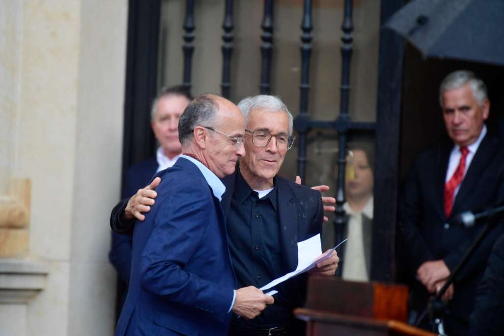 Fernando Llano Narváez (izquierda) víctima de abuso sexual por el padre Darío Chavarriaga. Francisco De Roux (derecha) expresidente de la Comisión de la Verdad y autoridad jesuita.