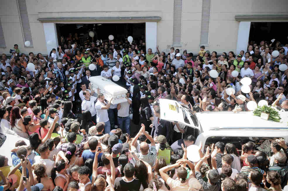 Una multitudinaria despedida recibió ayer Lizeth Britel Sánchez, en Medellín. / Luis Benavides - El Espectador