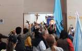 “Fuera Claudia López”, así fue la manifestación por el oratorio del aeropuerto