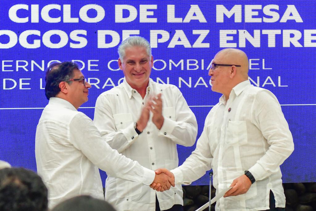 El presidente Gustavo Petro (izq.), junto al comandante en jefe del ELN, Antonio García (der.), durante el cierre del tercer ciclo de diálogos en Cuba. En el centro, el presidente de ese país, Miguel Díaz-Canel.