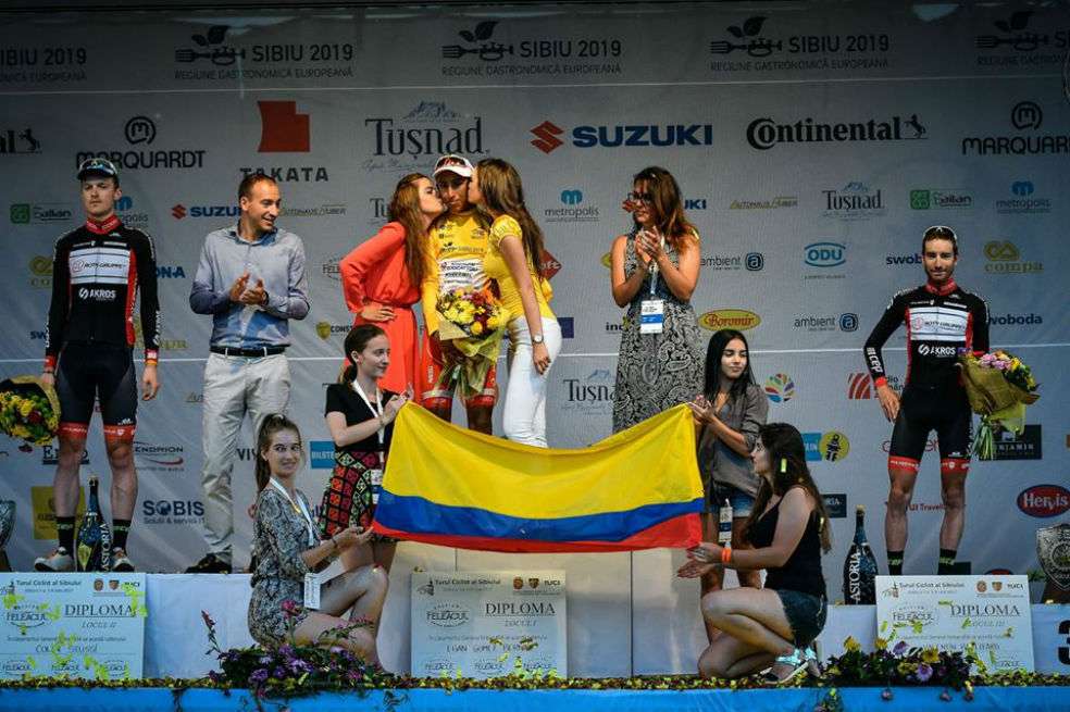 Egan Bernal en el podio tras ganar la etapa cuatro del Tour de Sibiu. / Turul Ciclist Al Sibiului