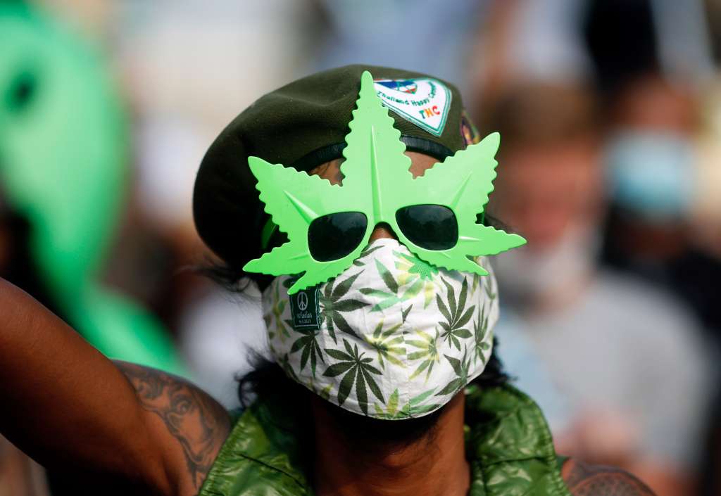 Bangkok (Thailand), 20/04/2022.- A man poses as people take part in a parade to mark the so-called 420 World Cannabis Day in Bangkok, Thailand, 20 April 2022. The annual 420 or 4/20 is known in cannabis culture as Cannabis Day or Weed Day and marked by cannabis smokers around the world on 20 April. Thailand in 2018 became the first nation to legalize cannabis for medical use in Southeast Asia, a region with some of the world's harshest drugs laws. Thai authorities went a step further by removing cannabis and hemp from the country's list of narcotics, a historic move that ended decades of prohibition, allowing people to grow the plant for personal consumption that has been used in traditional medicine and cuisine from 09 June 2022 but remains banned for recreational use. (Tailandia) EFE/EPA/RUNGROJ YONGRIT