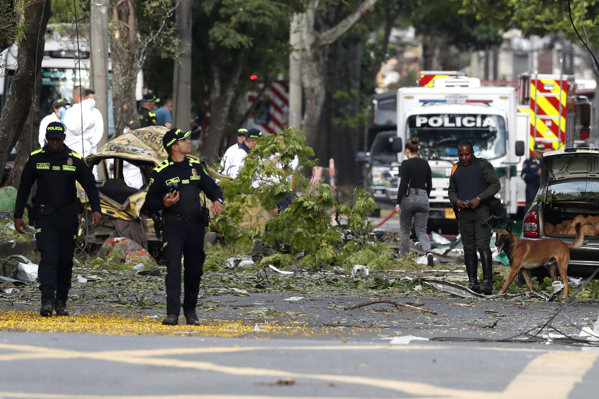 AME2489. CALI (COLOMBIA), 21/08/2025.-CALI (COLOMBIA), 21/08/2025.- Integrantes de la Policía Nacional inspeccionan la zona del atentado tras una explosión en inmediaciones de la Escuela Militar de Aviación Marco Fidel Suárez este jueves, en Cali (Colombia). Al menos cinco personas murieron y 36 resultaron heridas por un atentado perpetrado con un camión bomba. EFE/ Ernesto Guzmán Jr