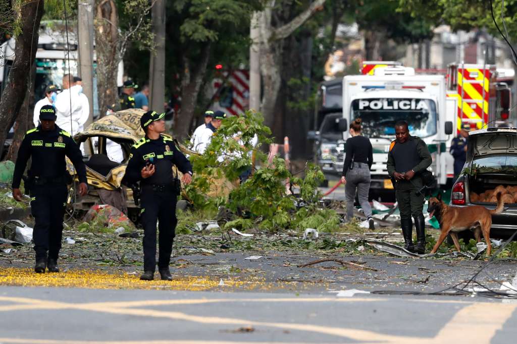AME2489. CALI (COLOMBIA), 21/08/2025.-CALI (COLOMBIA), 21/08/2025.- Integrantes de la Policía Nacional inspeccionan la zona del atentado tras una explosión en inmediaciones de la Escuela Militar de Aviación Marco Fidel Suárez este jueves, en Cali (Colombia). Al menos cinco personas murieron y 36 resultaron heridas por un atentado perpetrado con un camión bomba. EFE/ Ernesto Guzmán Jr