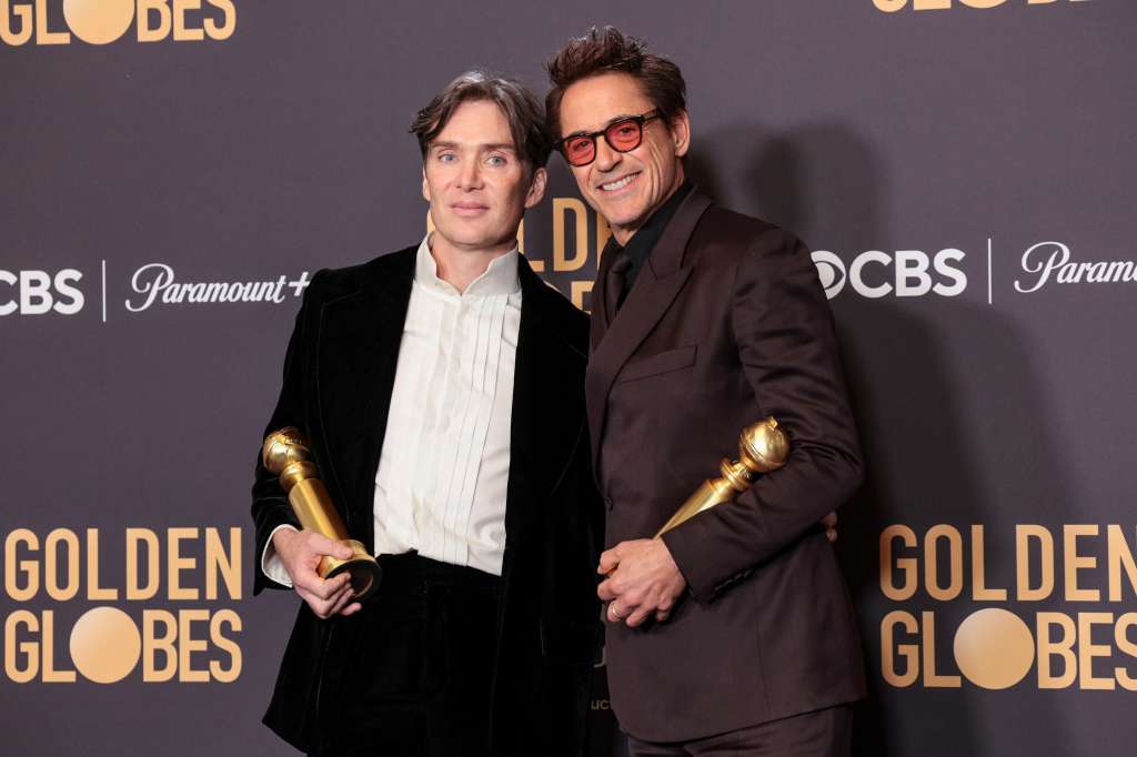 Beverly Hills (Estados Unidos), 08/01/2024.- El actor irlandés Cillian Murphy (i) ostenta el Globo de Oro a la mejor interpretación de un actor masculino en una película - Drama por 'Oppenheimer' junto al actor estadounidense Robert Downey Jr. ., quien sostiene el Globo de Oro a la mejor interpretación masculina en un papel secundario en cualquier película por 'Oppenheimer', durante la 81ª ceremonia anual de los Globos de Oro en Beverly Hills, California, EE.UU. EFE/ ALLISON DINNER