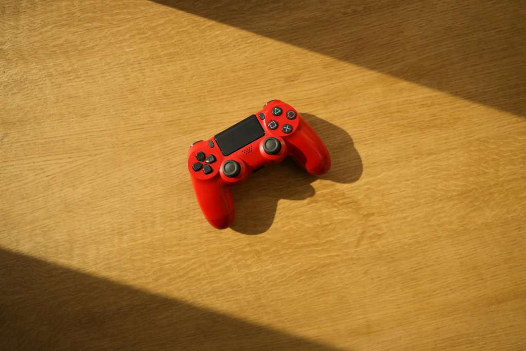 Este es un Dual Shock 4, mando de PS4, una consola estrenada por primera vez hace casi 12 años, pero con la cual se sigue jugando hasta hoy.