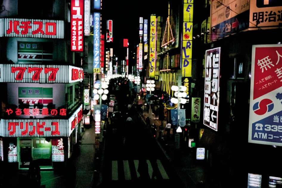 Luces de neón y una multitud de letreros de avisos encendidos visten las calles de la vertiginosa Tokio.