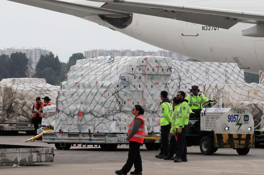 ACOMPAÑA CRÓNICA: COLOMBIA FLORES SAN VALENTÍN AME3911. BOGOTÁ (COLOMBIA), 11/02/2026.- Trabajadores trasladan flores colombianas a un avión de carga este martes, en el aeropuerto El Dorado en Bogotá (Colombia). Detrás de cada ramo que Colombia envía al mundo por San Valentín hay miles de mujeres que cultivan, cortan y empacan flores, un trabajo mayoritariamente femenino que sostiene a familias enteras y respalda una de las exportaciones más representativas del país, que florece cada febrero y llena los hogares de color y perfume. EFE/ Carlos Ortega