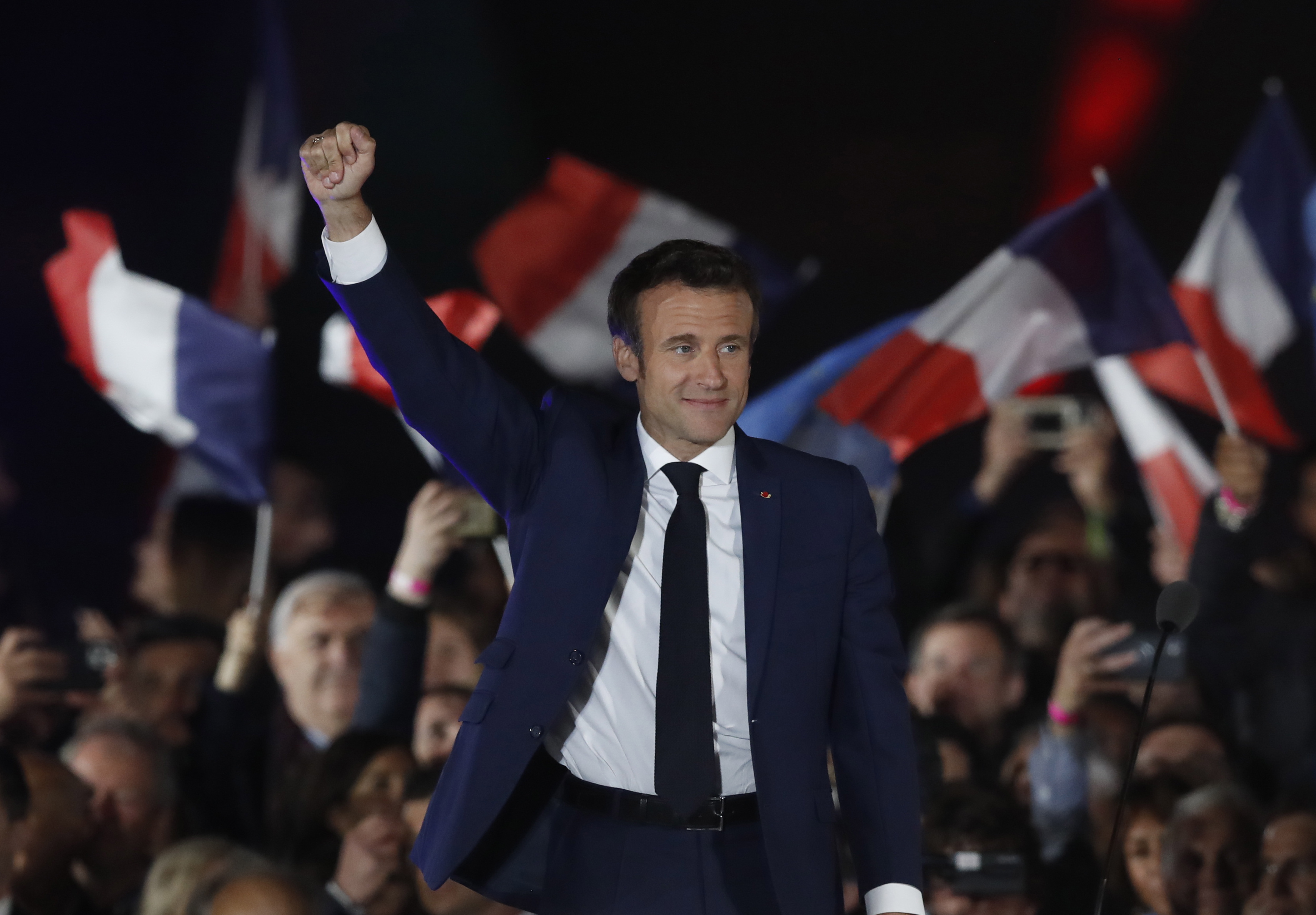Paris (France), 24/04/2022.- French President Emmanuel Macron celebrates on stage after winning the second round of the French presidential elections at the Champs-de-Mars after Emmanuel Macron won the second round of the French presidential elections in Paris, France, 24 April 2022. Emmanuel Macron defeated Marine Le Pen in the final round of France's presidential election, with exit polls indicating that Macron is leading with approximately 58 percent of the vote. (Elecciones, Francia) EFE/EPA/GUILLAUME HORCAJUELO
