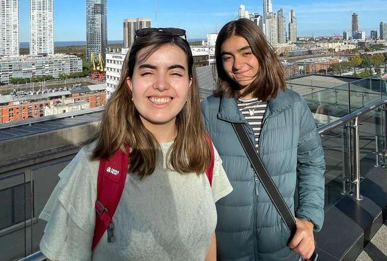 Daniela Serrano junto a su hermana Ana María, víctima de feminicidio.