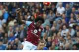 Con Carlos Sánchez como titular, perdió el Aston Villa