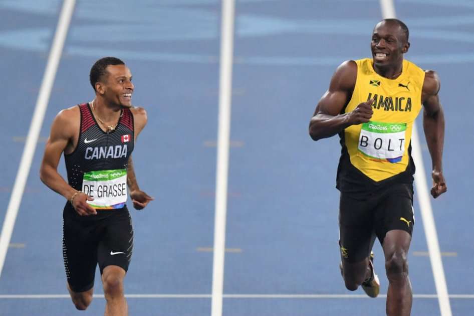 Andre de Grasse y Usain Bolt sonríen en la llegada de los 200m. Foto: AFP
