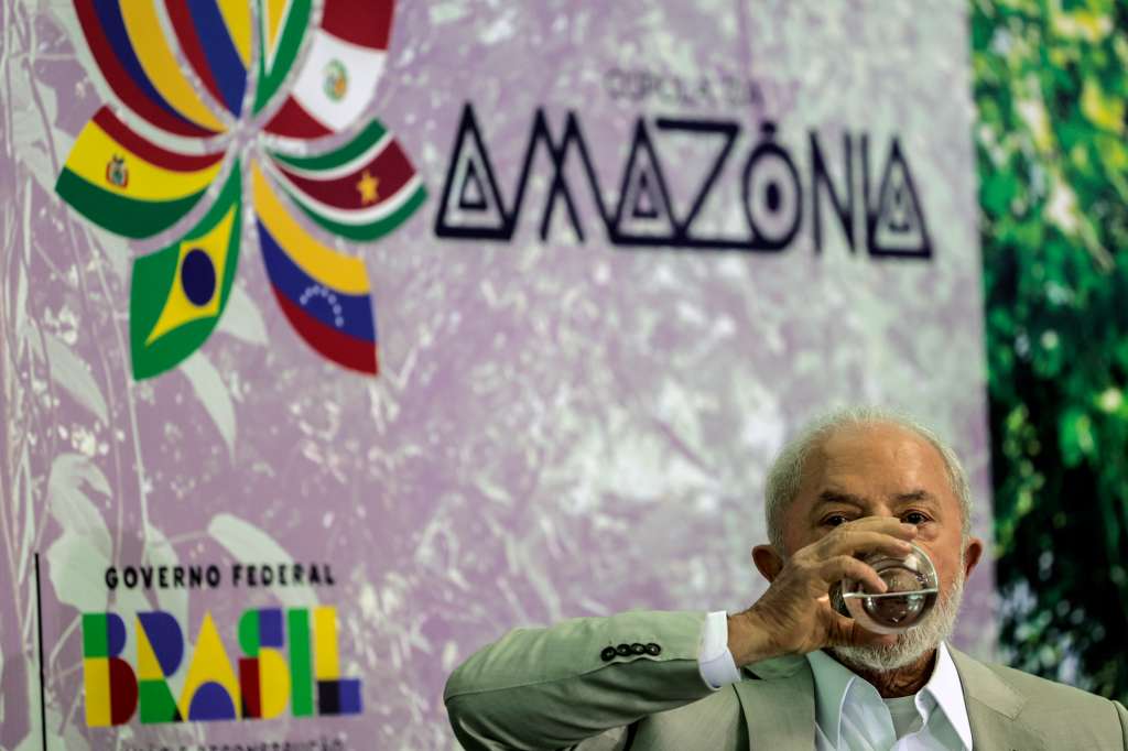 AME9202. BELÉM (BRASIL), 09/08/2023.- El presidente de Brasil, Luiz Inácio Lula da Silva, participa hoy en una rueda de prensa durante el segundo día de la Cumbre de la Amazonía, en Belém (Brasil). La segunda y última jornada de la Cumbre de la Amazonía, que se celebra en la ciudad brasileña de Belém, arrancó este miércoles con la participación de países invitados procedentes de África, Asia, Europa y América. Los ocho socios de la Organización del Tratado de Cooperación Amazónica (OTCA) compartirán mesa con representantes de Indonesia, República del Congo y República Democrática del Congo, poseedores también de grandes superficies de bosque tropical. EFE/ Antonio Lacerda