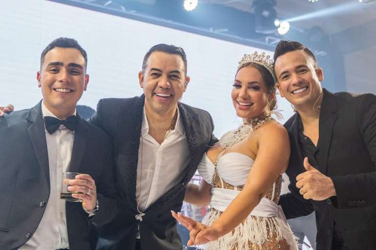 El cantante Diego Daza fue otro de los invitados. Él lució un traje formal de color negro y también fue uno de los artistas que brindó un gran show en medio de la celebración.