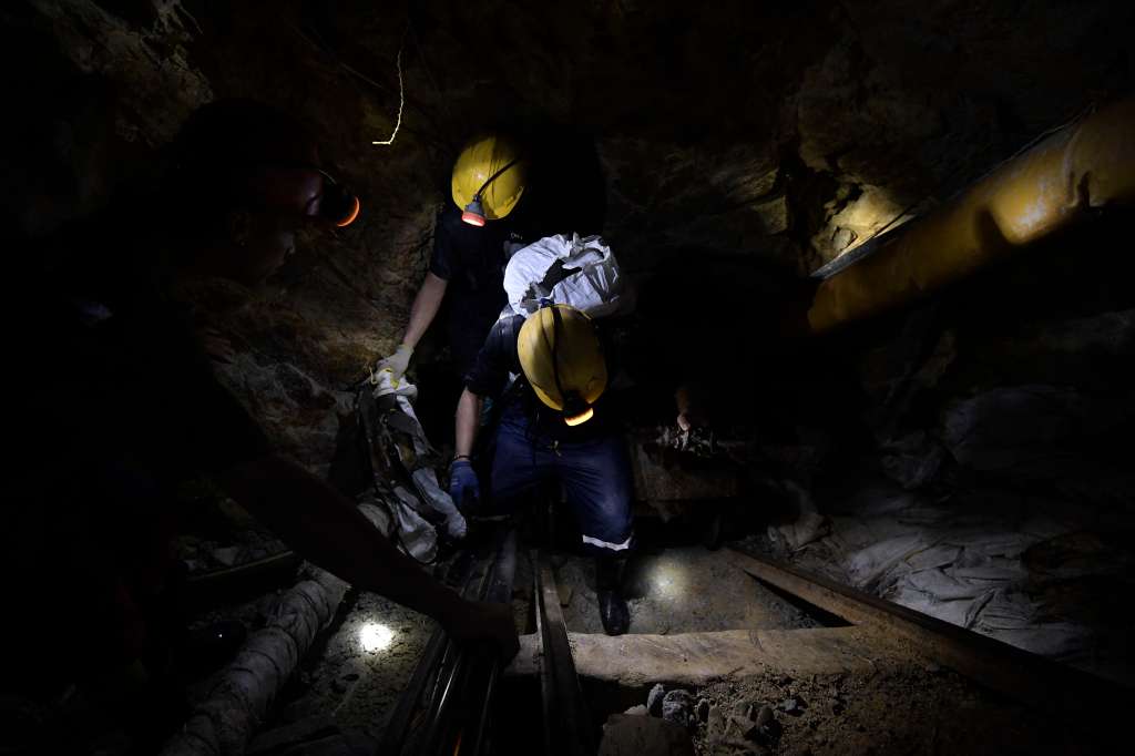 Diferentes aspectos de esta mina ubicada en Segovia, Antioquia: Mineros, explotación de materiales, maquinaria, cascos para minería.