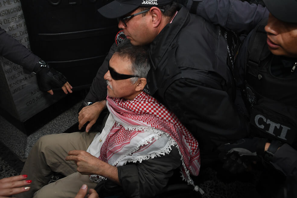 Santrich llegó fuertemente custodiado a los juzgados de Paloquemao. / Cristian Garavito - El Espectador