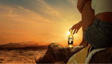 Cerveza Corona premia a sus clientes con botellas fabricadas durante el atardecer