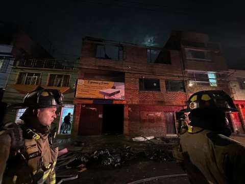 Incendio en bodega de colchones en Bogotá: bomberos rescatan a un gato