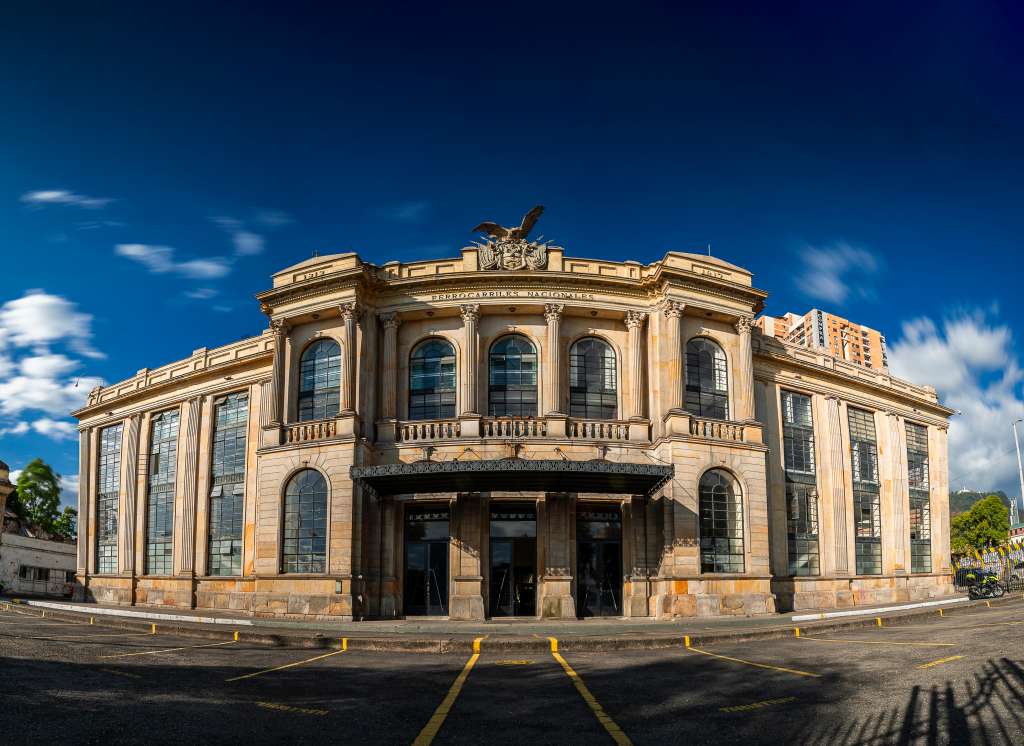 Localidad Los Mártires
Estación de Tren de la Sabana
Esta icónica estación de tren cuenta con más de un siglo de historia y fue clave para el sistema ferroviario de Colombia. Es un ícono arquitectónico de estilo neoclásico diseñado por Mariano Santamaría, que conecta a Bogotá con otras regiones del país.