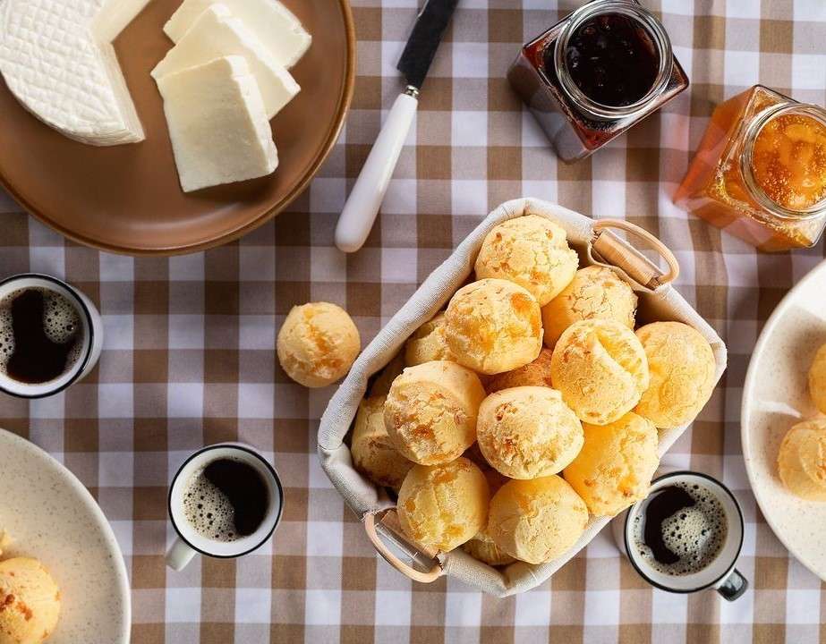 Este es uno de los platillos estrella de los desayunos colombianos. Aprende cómo se hace el pan de bono con una receta paso a paso en casa.