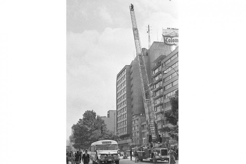 Armando Matiz tomando una foto para El Espectador desde una escalera de bomberos en marzo de 1968. / Archivo - El Espectador