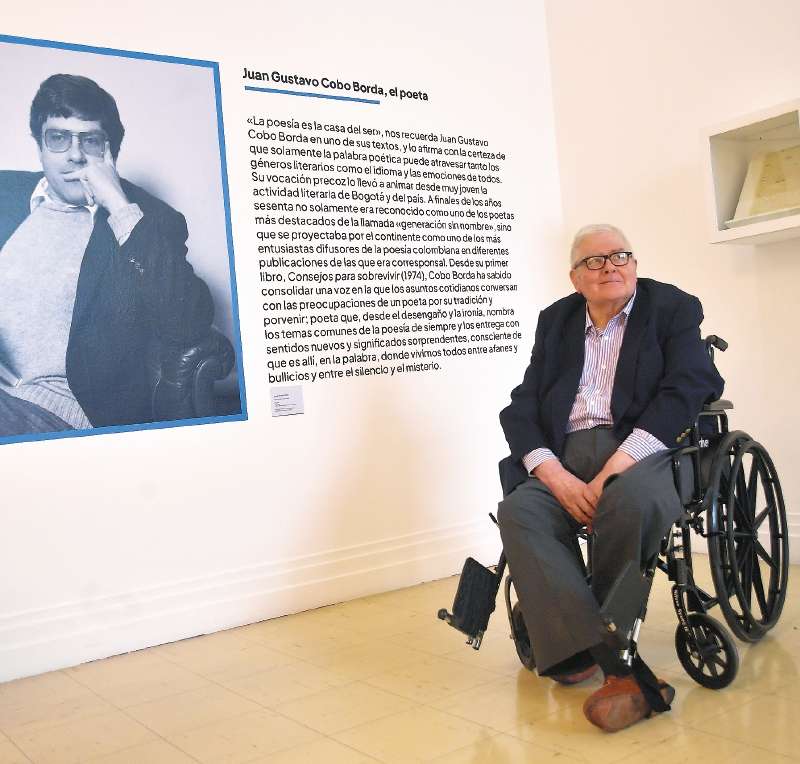Juan Gustavo Cobo Borda, en la exposición "La fiesta de la palabra", en la Biblioteca Nacional. / Óscar Pérez