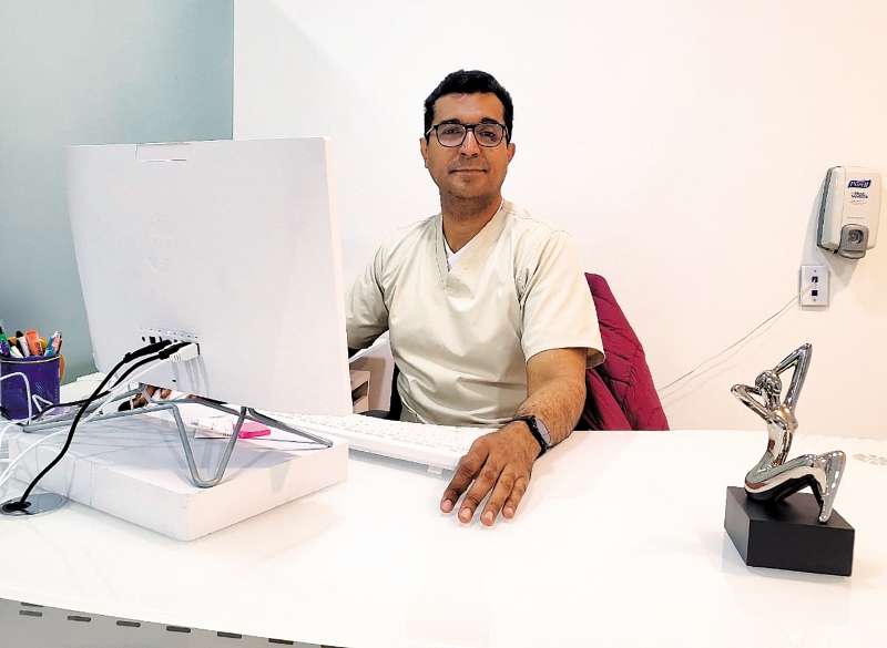 En marzo pasado, Alexánder Mendoza fue contratado en Celagem, una clínica de fertilidad y reproducción asistida, donde se dedica a hacer tratamientos de fertilidad, donación de óvulos y gestación subrogada.