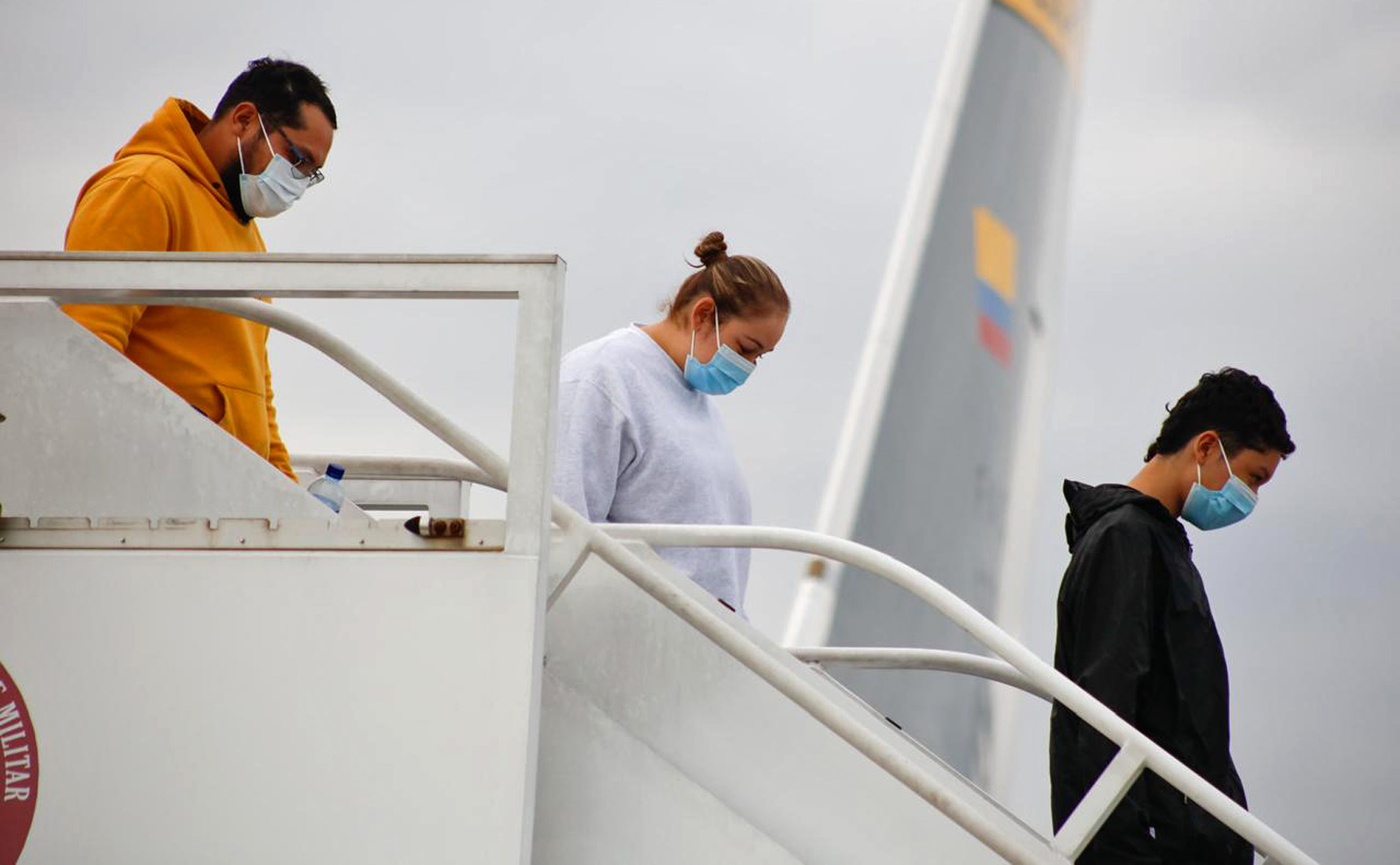 AME4607. BOGOTÁ (COLOMBIA), 28/01/2025.- Fotografía cedida por la Presidencia de Colombia de la llegada de ciudadanos deportados de Estados Unidos en un vuelo de Fuerza Aeroespacial Colombiana (FAC) este martes, en Bogotá (Colombia). Un avión de la FAC que transporta a 110 ciudadanos deportados de Estados Unidos aterrizó en el aeropuerto internacional El Dorado de Bogotá. EFE/ Presidencia de Colombia /SOLO USO EDITORIAL/ SOLO DISPONIBLE PARA ILUSTRAR LA NOTICIA QUE ACOMPAÑA (CRÉDITO OBLIGATORIO)