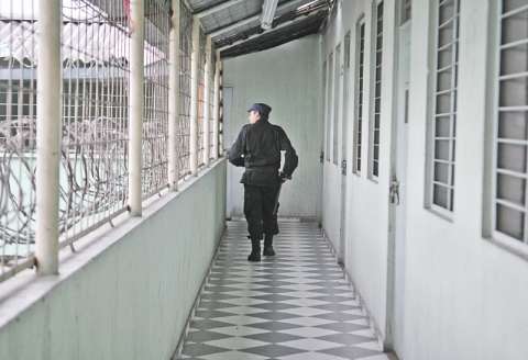 Censura al amor, soledad y tortura: Ser LGBT en una cárcel de Colombia