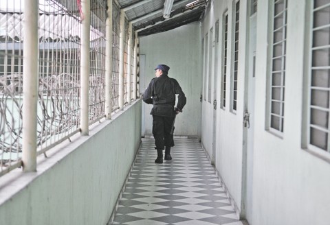 Censura al amor, soledad y tortura: Ser LGBT en una cárcel de Colombia