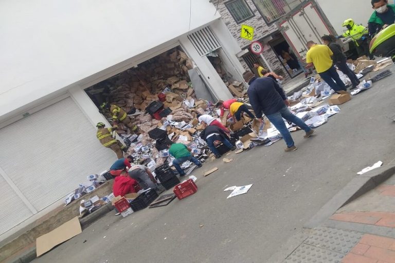 Cuatro personas atrapadas tras desplome en supermercado de Cuidad Bolívar