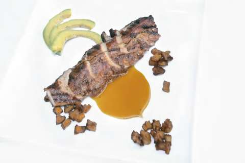 Lomo de cerdo horneado en cáscara de plátano