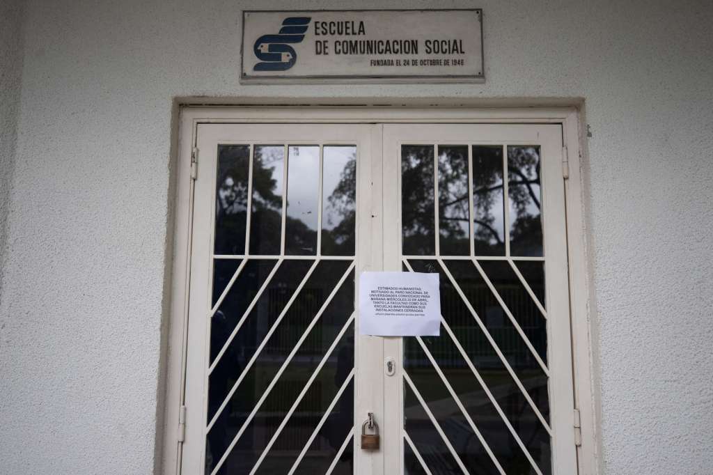AMDEP3963. CARACAS (VENEZUELA), 22/04/2026.- Fotografía donde se observa un comunicado pegado en la puerta cerrada de la Escuela de Comunicación Social de la Universidad Central de Venezuela, durante un paro nacional de trabajadores de universidades este miércoles, en Caracas (Venezuela). Los trabajadores de 23 universidades públicas de Venezuela comenzaron un paro, que durará 24 horas, para exigir un aumento del salario mínimo, congelado desde 2022 y equivalente hoy a 27 centavos de dólar mensuales, según el tipo de cambio oficial. EFE/ Ronald Peña R