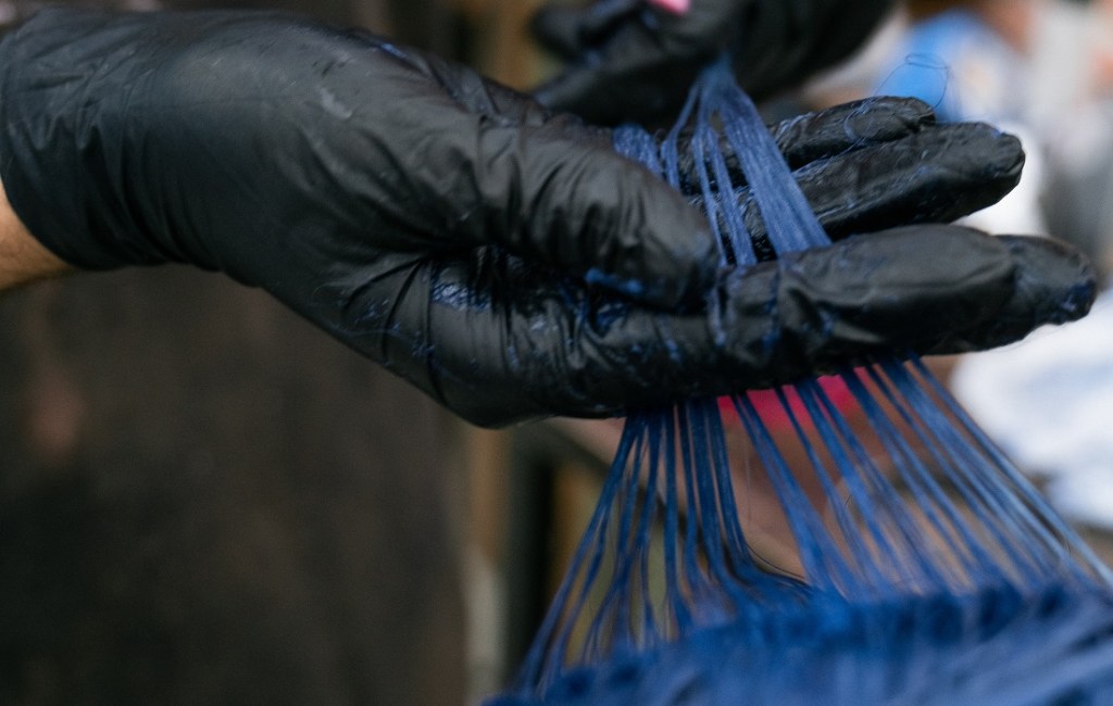 Al experimentar un tinte, el pelo se vuelve más frágil y necesita de cuidados especiales.