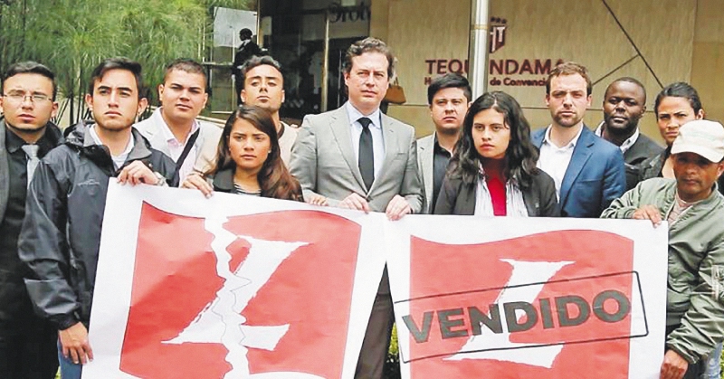 El exviceministro Luis Ernesto Gómez con un grupo de jóvenes liberales frente a la sede del partido en Bogotá. / Archivo particular