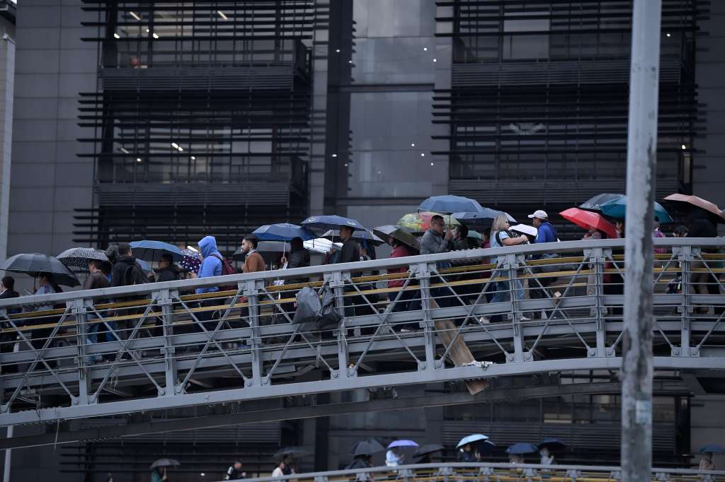 Congestión de personas para ingresar a una estación de Transmilenio