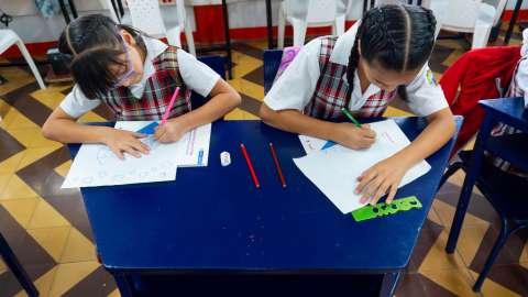 El modelo educativo en Bogotá que busca entender en lugar de memorizar