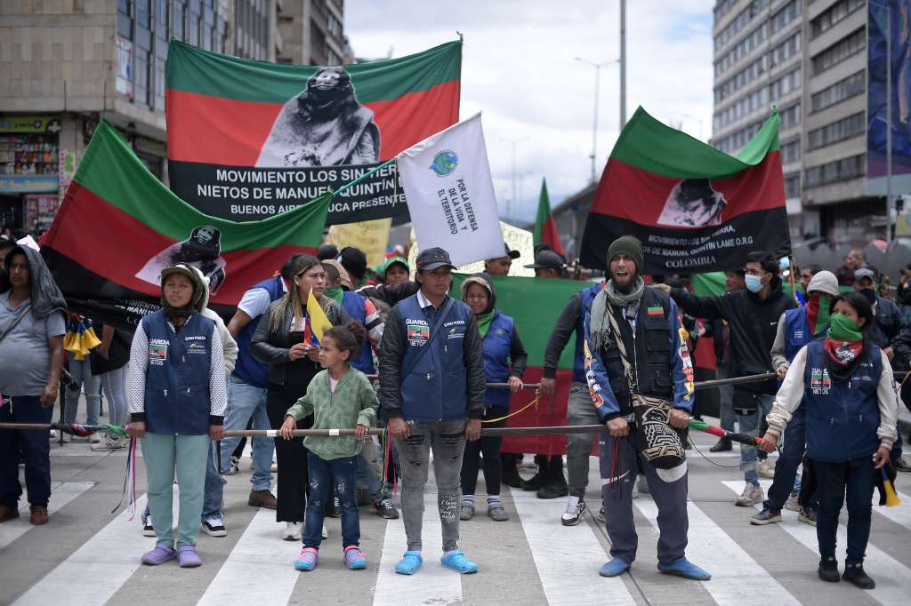 Más de 1.500 indígenas de Piandamó (Cauca) y Nariño llegaron a Bogotá en chivas, luego se instalaron en la Plaza de Bolívar a la espera de que el presidente Gustavo Petro los escuche.