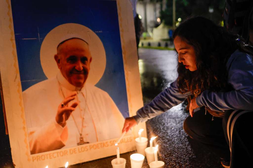 BUENOS AIRES, 26/04/2025.- Participantes en la vigilia que convocó el Movimiento Evita la madrugada de este sábado ante la catedral de Buenos Aires para despedir a Francisco, el papa argentino. EFE/ Juan Ignacio Roncoroni