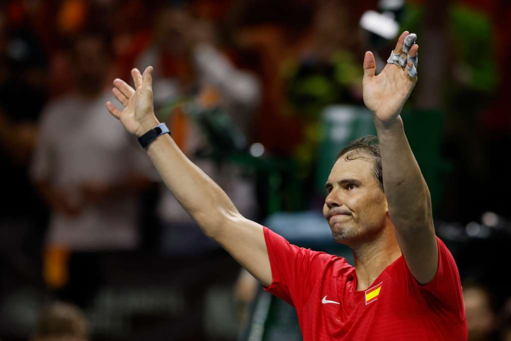-FOTODELDÍA- MÁLAGA, 19/11/2024.- El tenista español Rafa Nadal saluda al público tras su derrota ante el neerlandés Botic Van de Zandschulp durante el primer partido de los cuartos de final entre los equipos de España y Países Bajos, este martes en el Palacio de los Deportes José María Martín Carpena de Málaga (Andalucía). EFE/Jorge Zapata