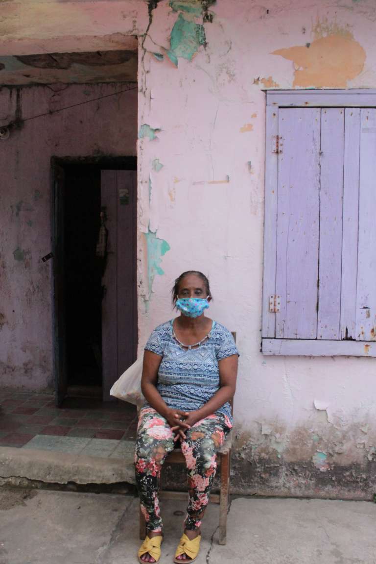 Margarita Hooker tiene una de las damnificadas por el huracán Iota en San Andrés. Permanece la mayor parte del día en la entrada de su casa porque la humedad no le permite estar adentro. Incluso tuvo que quitar la electricidad, por seguridad.
